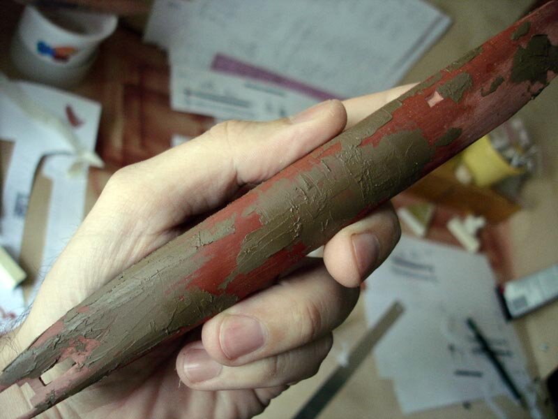 На фото: первичное шпаклевание корпуса модели подводной лодки в масштабе 1/350.