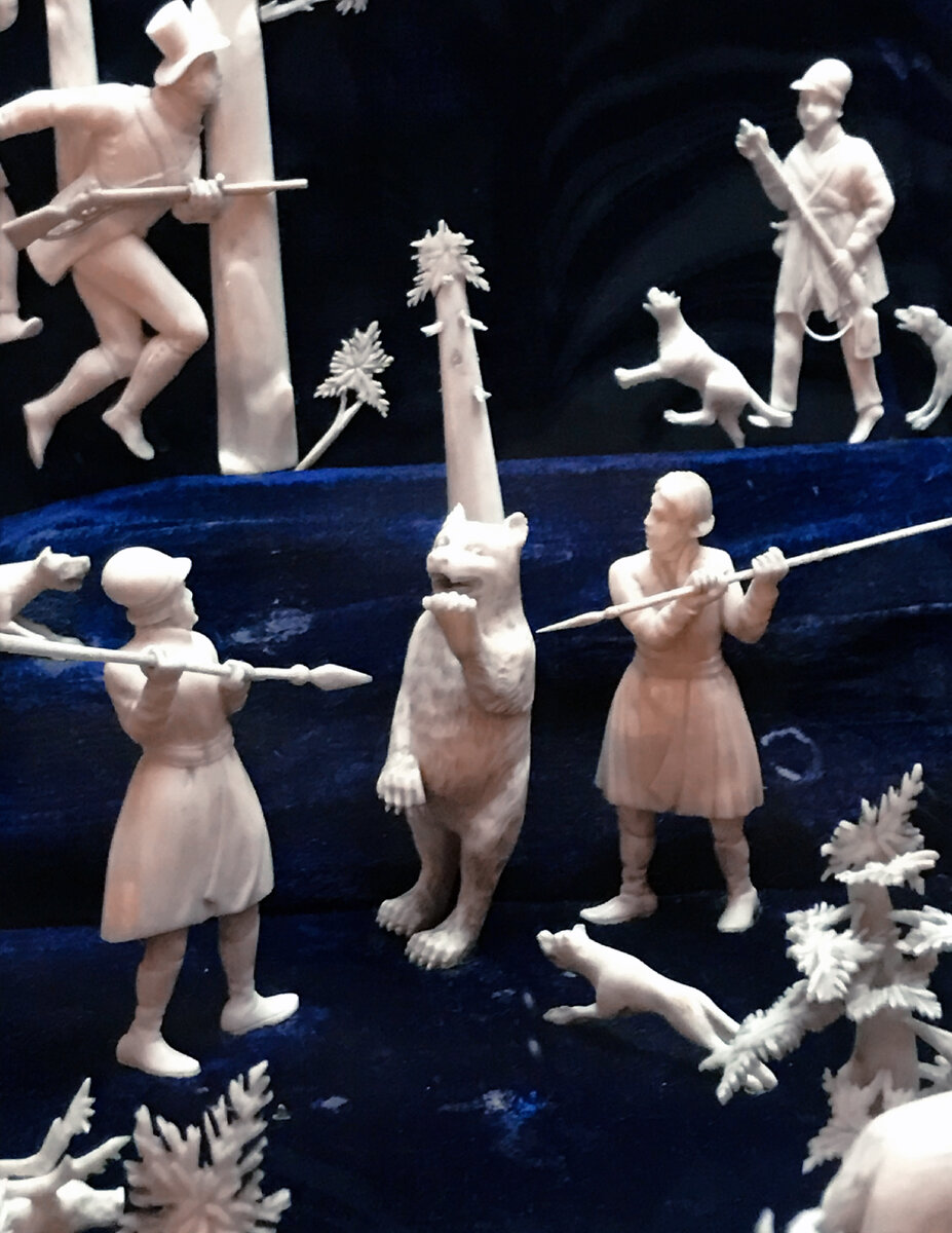 Помимо огромного количества национальных костюмов в Этнографическом музее есть еще много всего интересного) Вот, например, резьба по кости.