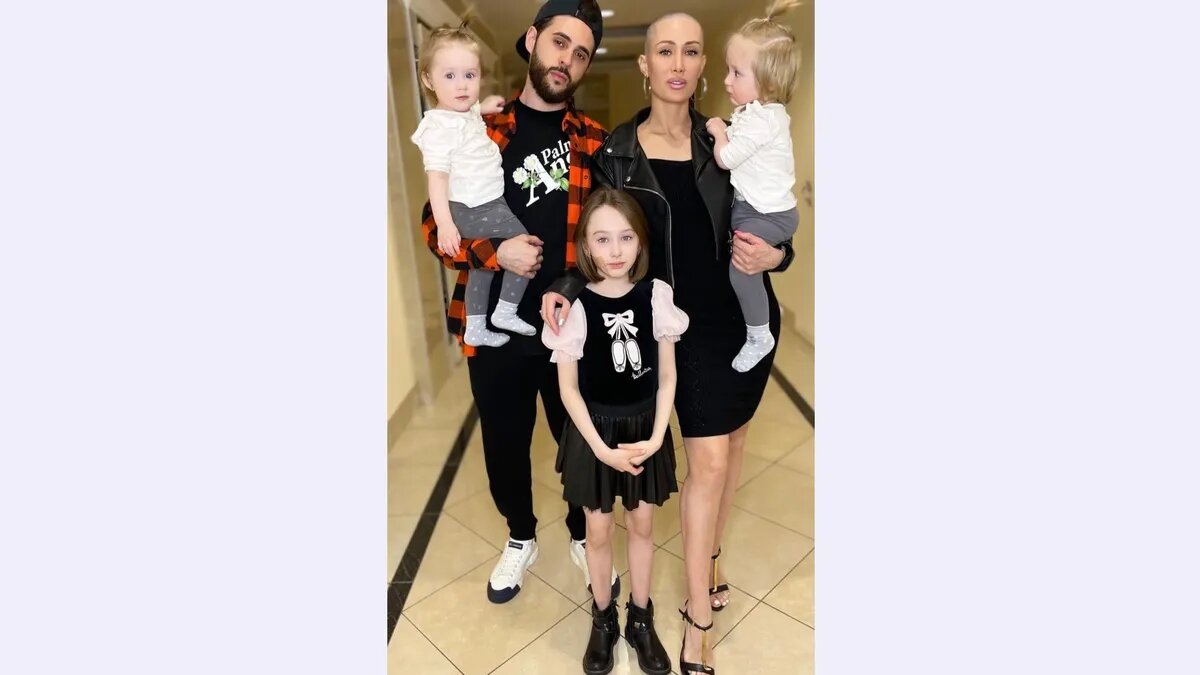 Побрилась мама ради дочки. Фото: страница @ashmy_academy в соцсети 