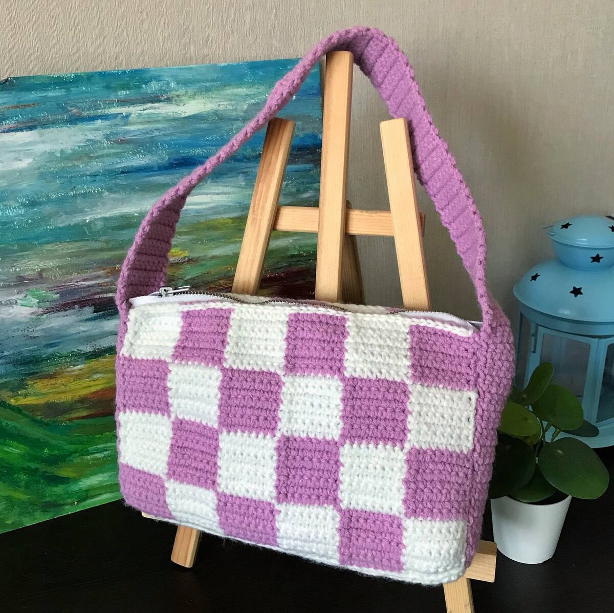 Сумка-багет с узором шашечки.