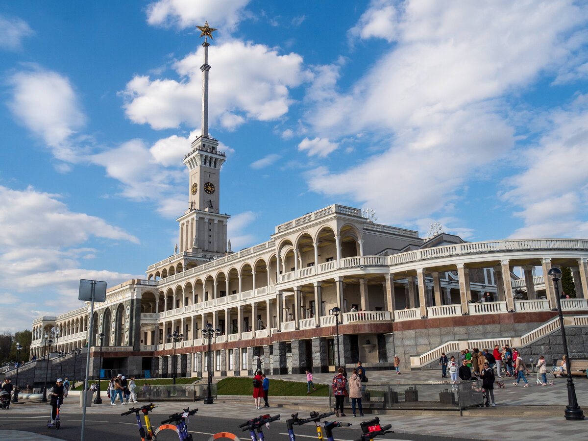   Здесь, на втором этаже ,ресторан.