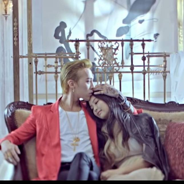 Jennie и G-Dragon в коллаборационном треке BLACK. А еще были слухи, что они состояли в отношениях