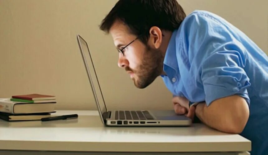 человек за компьютером. ученик за ноутбуком. книги и компьютер. мужчина с компьютером. парень за компьютером.