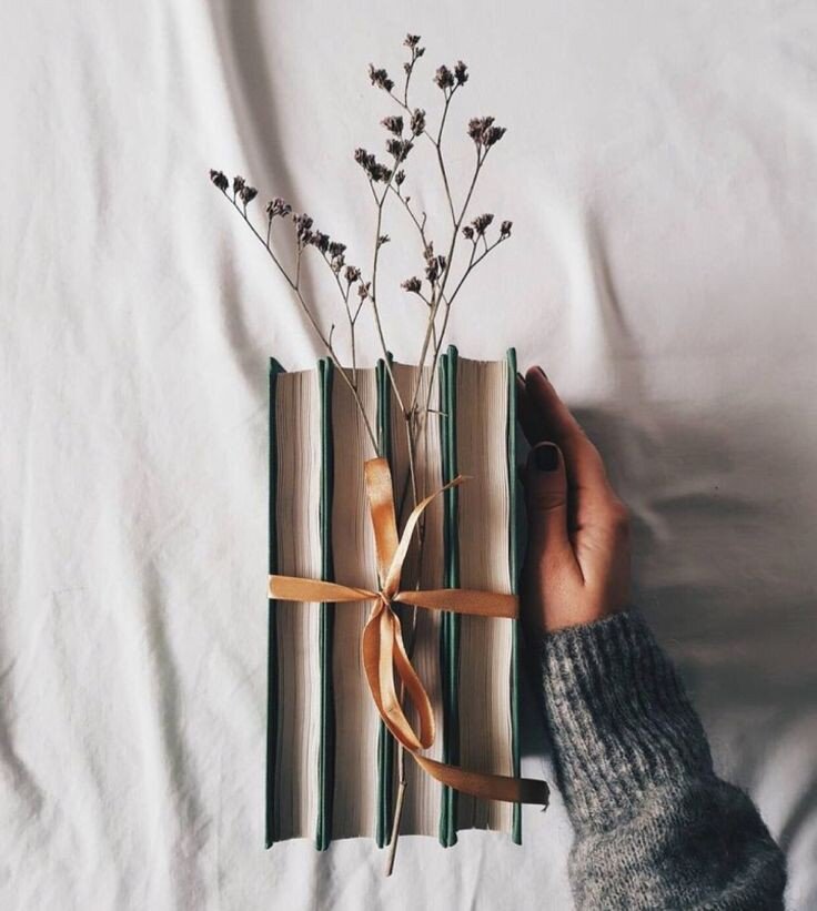 Муж уходил в запой на 7-14 дней!
⠀
Последние 3 года муж с периодичностью уходил в запой минимум на 7 дней. Для меня это было страшное время. Живёшь как на пороховой бочке и не знаешь, когда очередной "срыв".
⠀
Я не понимала, что случилось с человеком, который никогда таким не был, все его знают как практически не пьющего...
⠀
Родители мужа конечно все свалили на меня, ну а как же, я же довела😱, а ещё как вариант сходила к "бабке" и та нашептала, только непонятно зачем🤔. Наверно, чтоб себе жизнь испортить)))
⠀
Когда я начала изучать нумерологию, первым моим "клиентом" был муж. И вот оно, то самое, что я не могла понять целых три года🔥!!!
⠀
У каждого человека есть 6 энергий данных при рождении. Так вот у моего мужа есть энергия 22 (шут), если она развивается по минусу, то имеет место быть алкогольная зависимость. (Имейте это в виду, если у вас день рождения 22 числа!)
⠀
Люди с энергией 22 - это такие "свободные художники", не любят жёсткие рамки и ограничения, работа в найме не для них.
⠀
Муж 3 года назад потерял свой бизнес, который только открыл, из-за пандемии. В найм он не хотел, естественно, да и куда идти.. Достаточно долгий период у нас была очень нестабильная жизнь, омраченная ещё и наличием кредитов😱  Даже вспоминать не хочу!
⠀
Сейчас я знаю в чем дело, знаю как перевести энергии из минуса в плюс, но есть другая проблема- по другой энергии "муж самый умный", всё прекрасно сам знает и слушать никого не хочет))) Будем работать в этом направлении!
⠀
Подписывайтесь и обращайтесь за расшифровкой своих энергий, стоимость 1000р, срок выполнения 1-2 дня🤗#нумерологияподатерождения #энергииподатерождения 