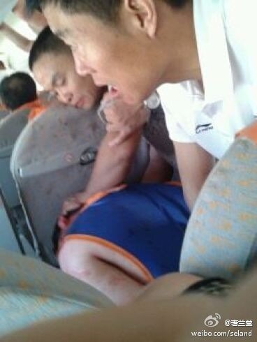 Фотография удерживаемых угонщиков, сделанная одним из пассажиров того самого рейса 