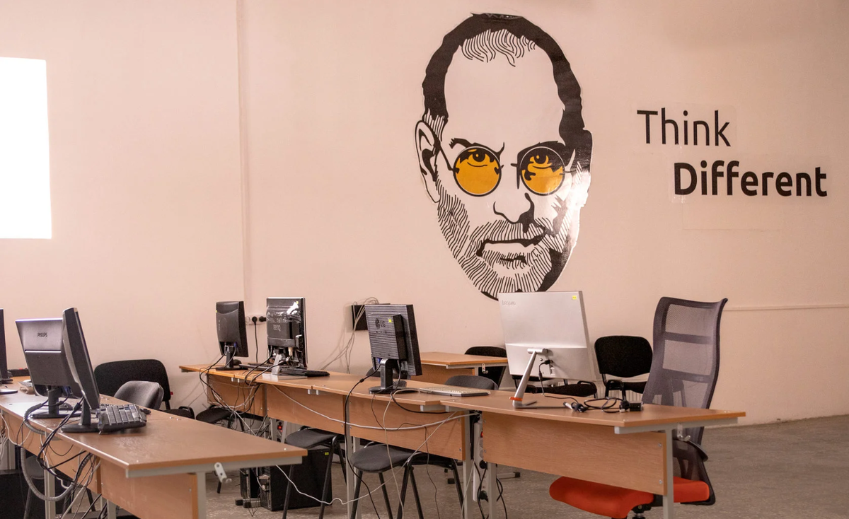Developer office. Офис программистов. Кабинет программиста. Рабочее место программиста. Кабинет программиста в офисе