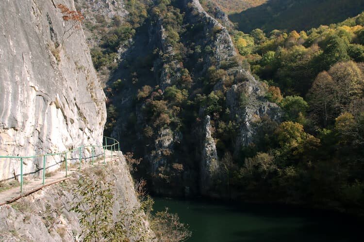 Походная тропа каньона Матка на крутой скале. Фото Томаса Спэтера