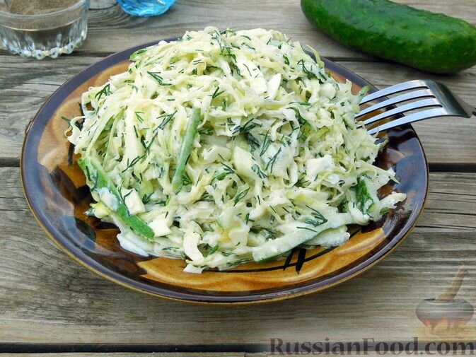 Салат из огурцов, кукурузы и яиц. Очень нежный и быстро готовится!