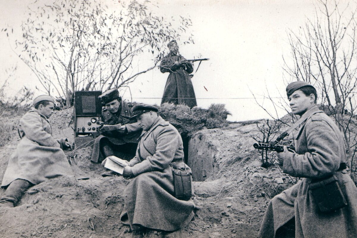 В 1943 году парня призвали в армию. Отучился полгода на радиотелеграфиста – и на фронт