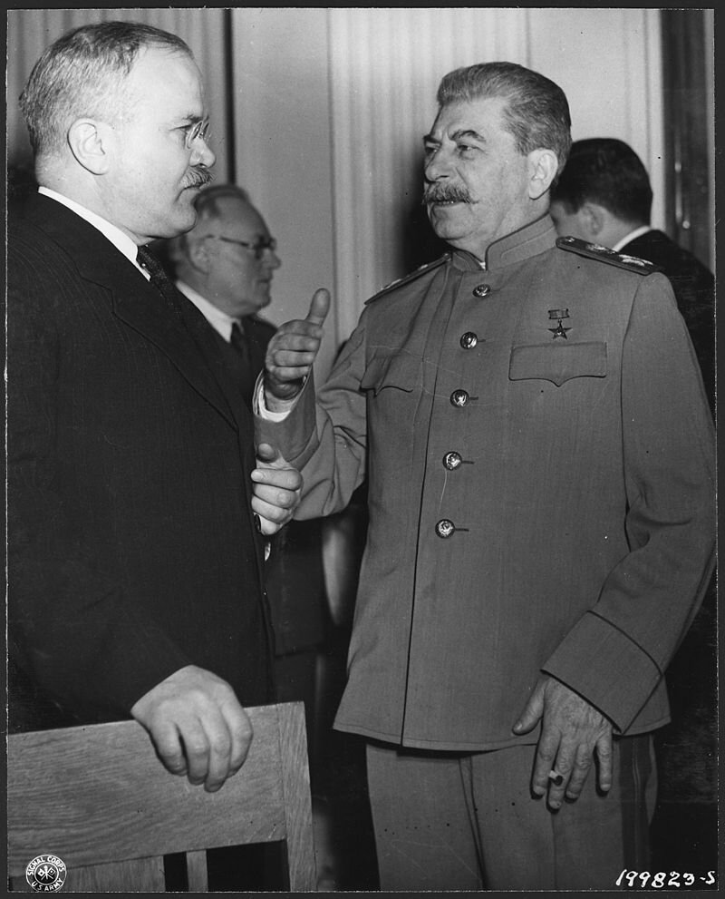 Вячеслав Молотов и Иосиф Сталин в Ялте, 1945 год.
