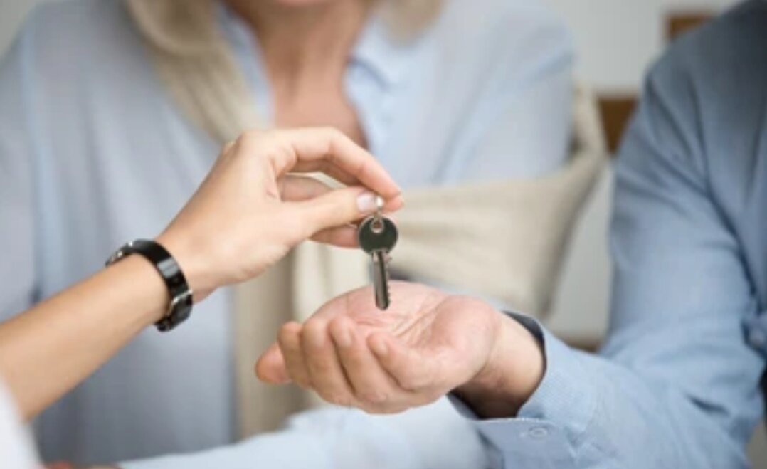https://www.shutterstock.com/ru/image-photo/couple-homeowners-getting-key-new-house-1032685360