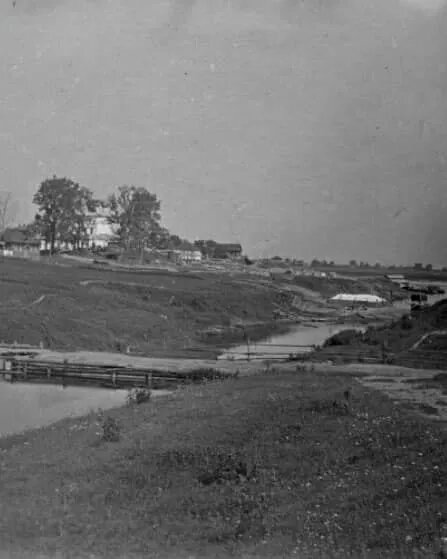 ПОВАРСКОЙ РУЧЕЙ. ГОРОД МОЛОГА, ЯРОСЛАВСКАЯ ОБЛАСТЬ. 1930-Е ГОДЫ. ФОТОГРАФИЯ: ЕВГЕНИЙ ПИРОЖКОВ / РЫБИНСКИЙ ГОСУДАРСТВЕННЫЙ ИСТОРИКО-АРХИТЕКТУРНЫЙ И ХУДОЖЕСТВЕННЫЙ МУЗЕЙ-ЗАПОВЕДНИК, РЫБИНСК