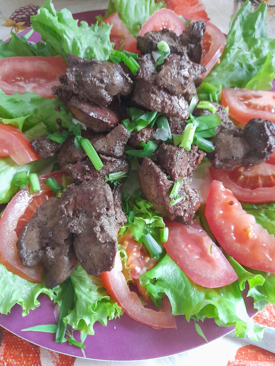 Жареная куриная печенка с овощами