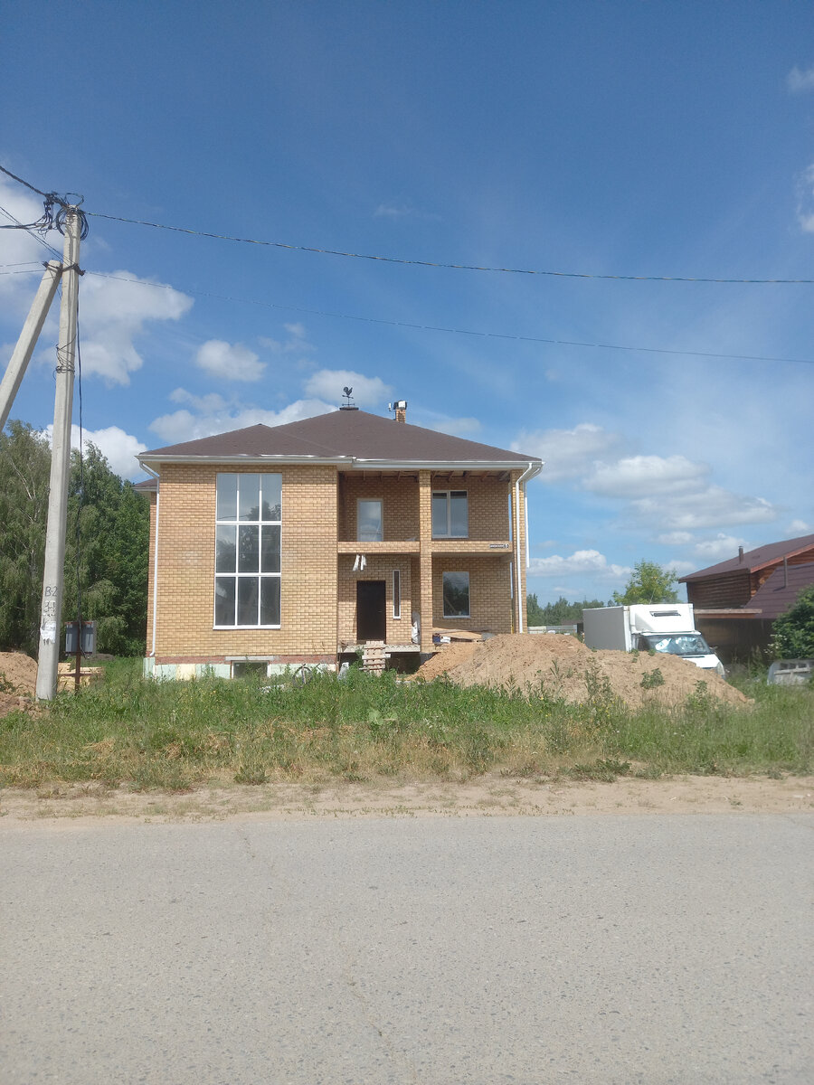 Строительство идёт по всему селу