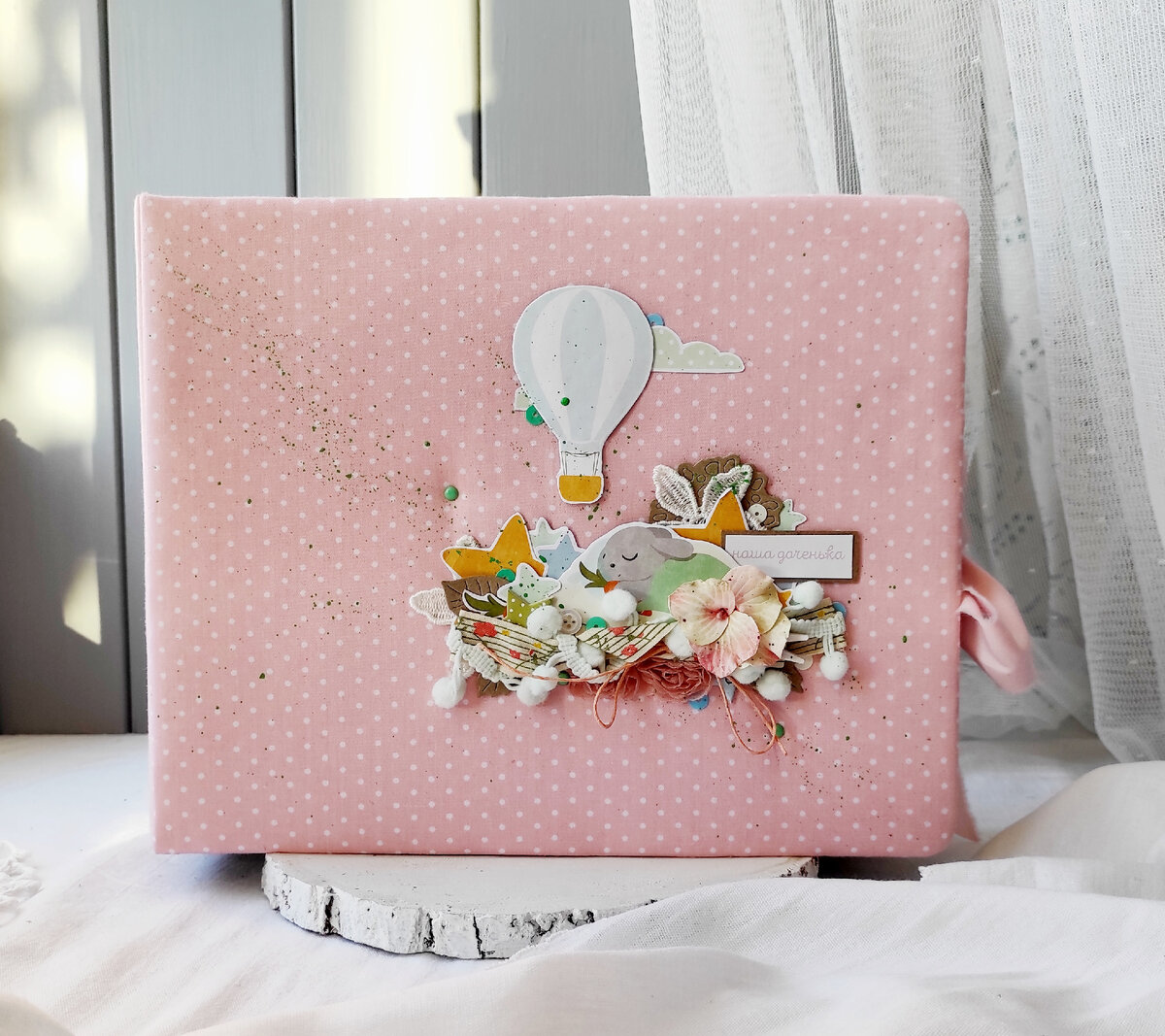 Обязательные элементы этапа:надпись и объемные цветы. 