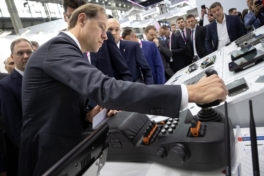 Денис Мантуров у стенда госкорпорации «Роскосмос». Фото: Александр Мамаев/Octagon.Media