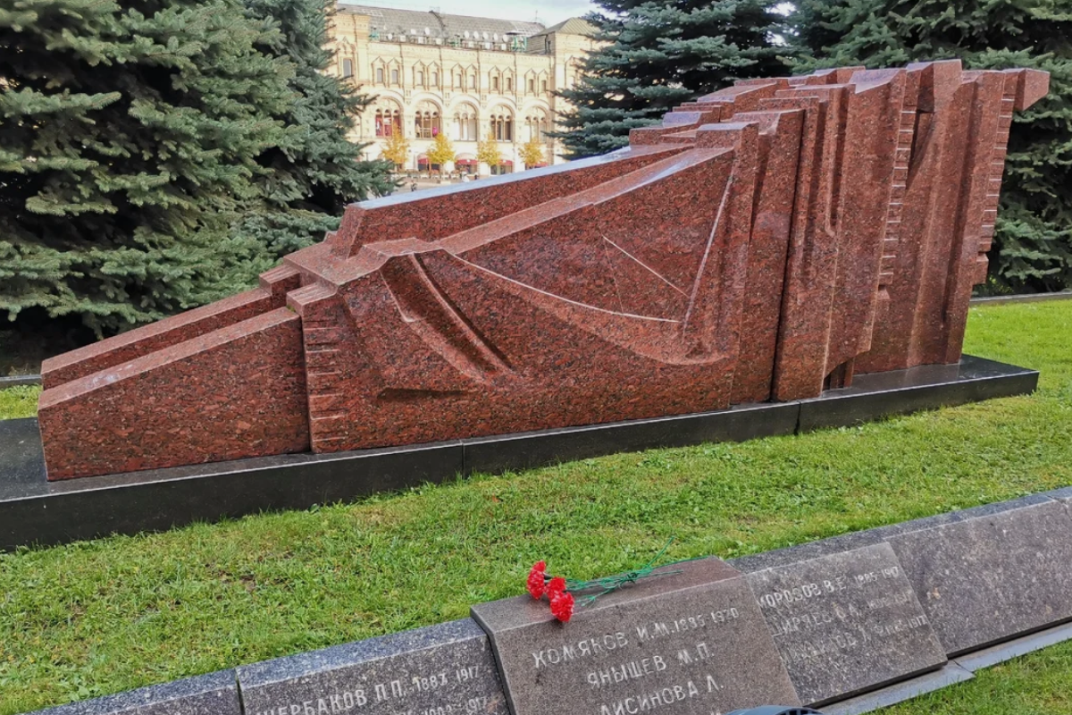 Современный вид Братской могилы у Кремлевской стены.