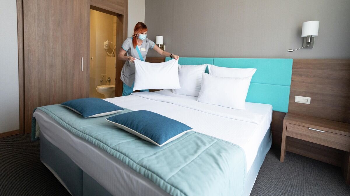    Сотрудница санатория "Знание" в Сочи готовит номер к приему гостей© РИА Новости / Артур Лебедев