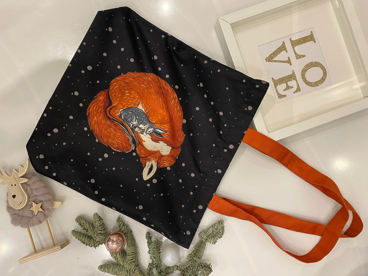 Это наши собственные шопперы. Дизайн, печать, пошив нашими ручками. Кстати, все дизайны покупаются для коммерческого использования(!) Ткань, кстати, тоже водоотталкивающая, что в нашем Питерском климате особенно ценно.