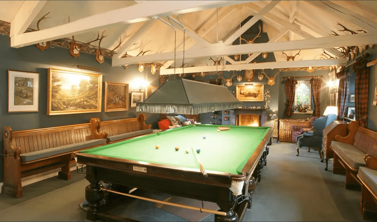 Бильярдный стол отлично смотрится на мансарде