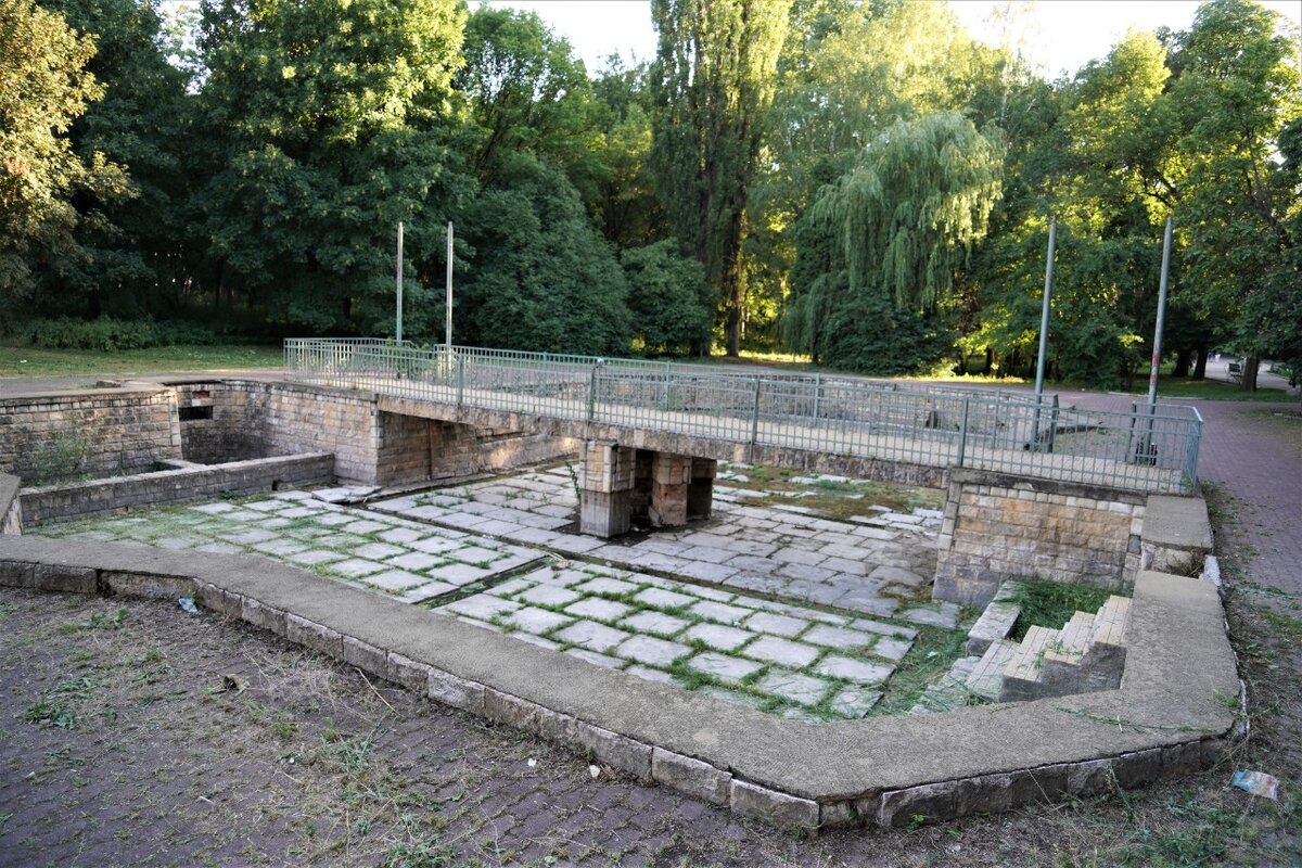 То ли пруд, то ли бассейн. Фото автора