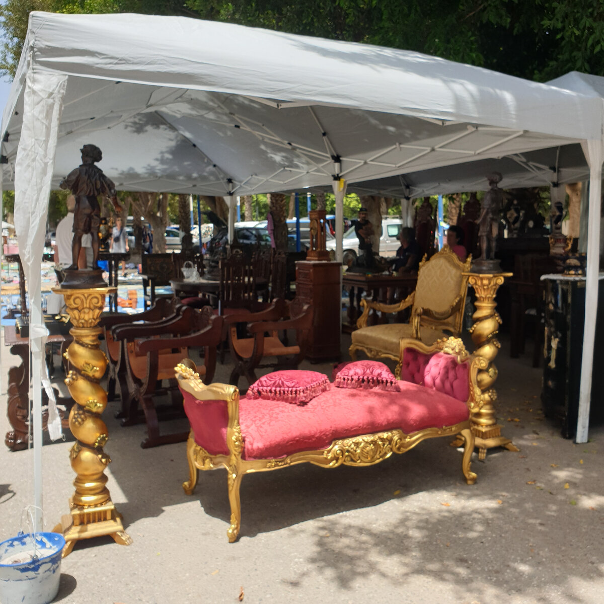 Один из главных антикваров на рынке. У него даже свои наемные рабочие на упаковку-распаковку. Это неверояная редкость! Обычно продавцы справляются сами.