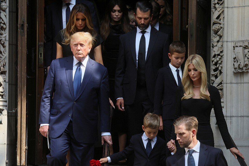     Трамп лично прибыл в церковь, где проходила церемония  REUTERS