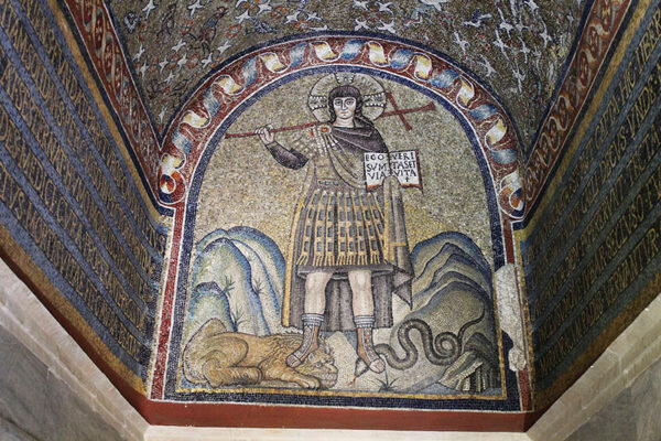 Христос Триумфатор. Мозаика. Конец V — начало VI века. Архиепископская капелла, Равенна