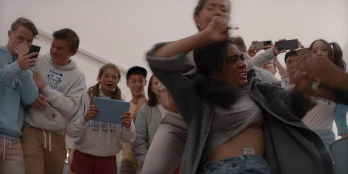 Кадр из сериала "Обитель зла"