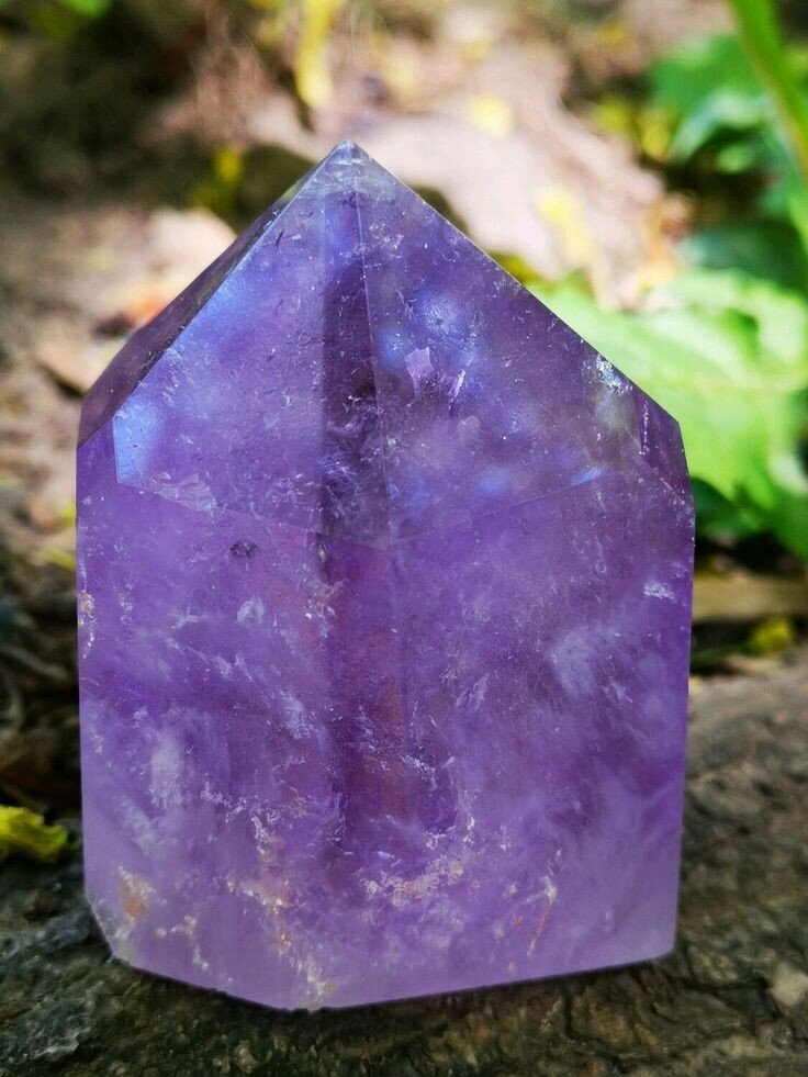 Достаточно подержать его в руке, поразглядывать, как уходит излишняя тревожность и эмоциональность, нахлынувшие чувства отступают и достигается духовное равновесие. 