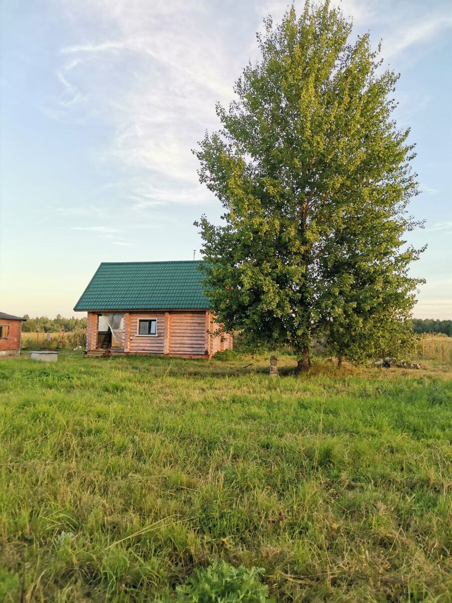 Маленькое серое пятно слева посередине и есть наш колодец😊
