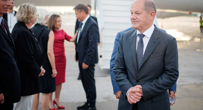 Шольц в Канаде начинает просить газ уже у трапа самолета (фото с сайта tvzvezda.ru)