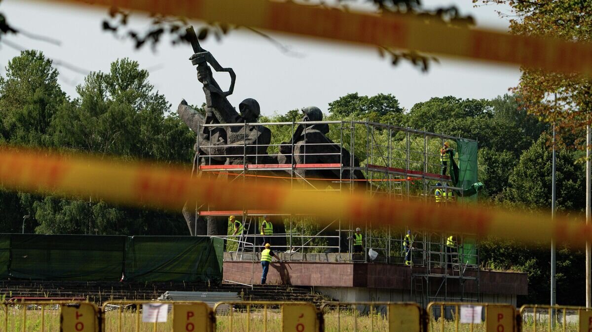    Окруженный строительными лесами монумент "Освободителям Риги"© РИА Новости / Стрингер