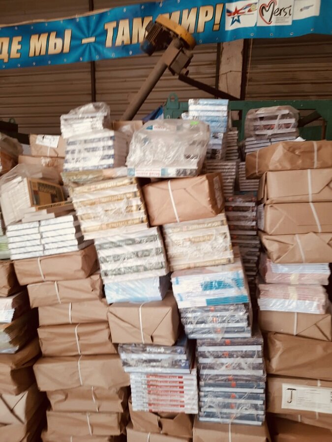 В Степанакертской школе с обучением на русском языке состоялась церемония передачи учебников. Фоторепортаж