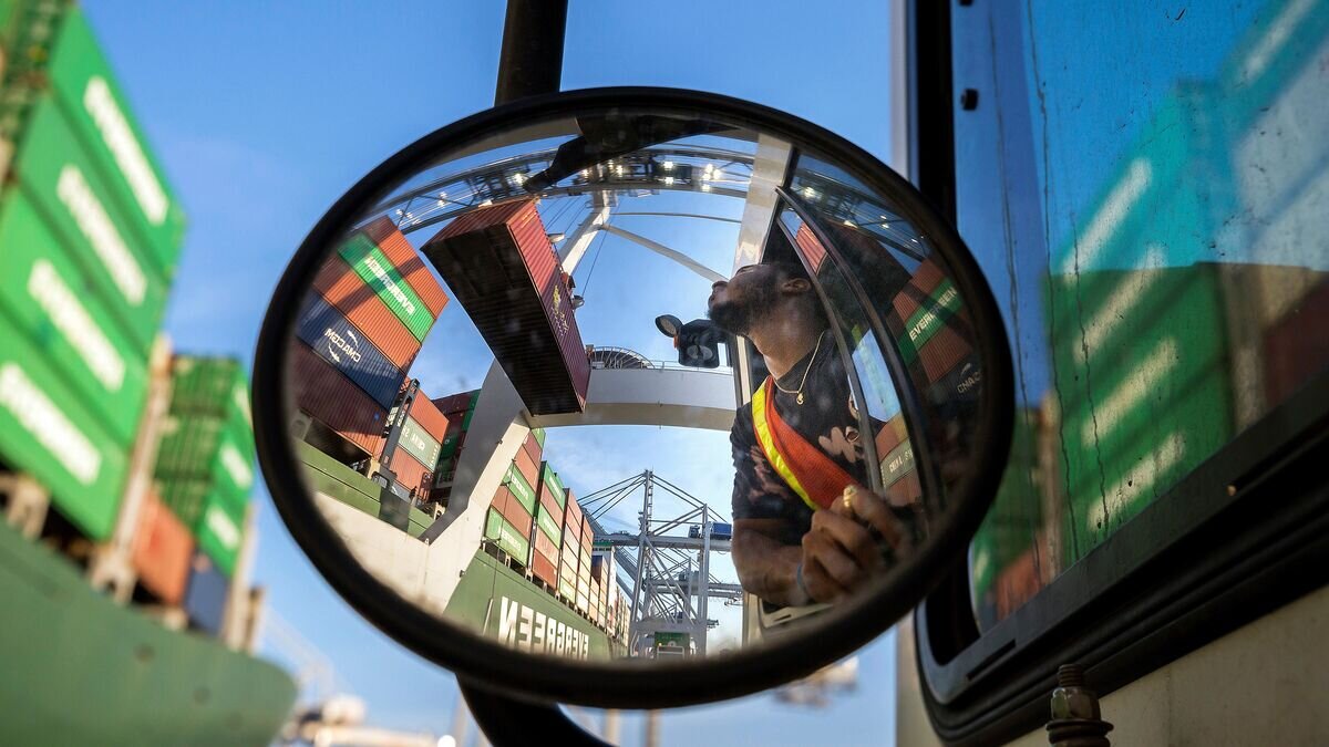    Разгрузка судна-контейнеровоза в порту Саванна в США© AP Photo / Stephen B. Morton