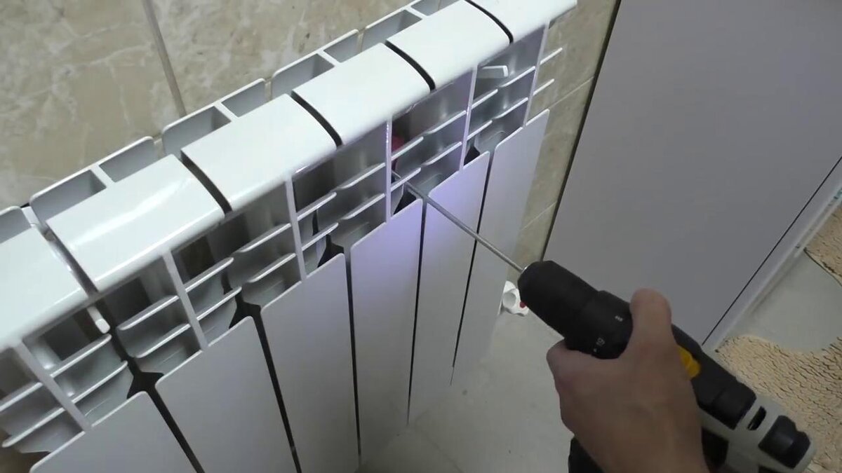 Как быстро почистить радиатор отопления от пыли?