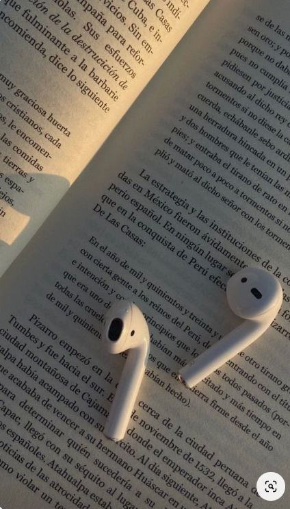 Наушники и книга неразделимы, как хлеб и масло)