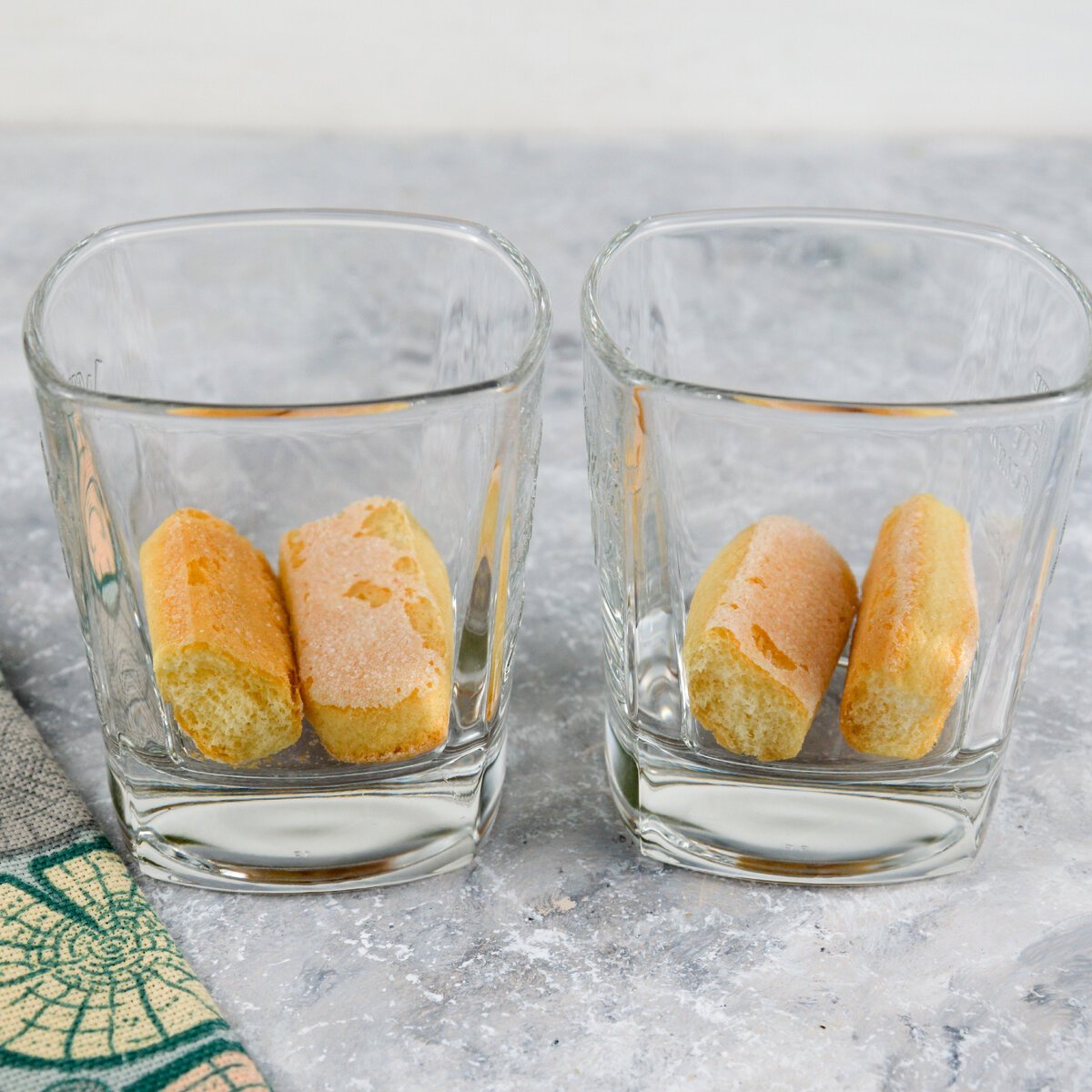 печенье савоярди разломать и выложить на дно