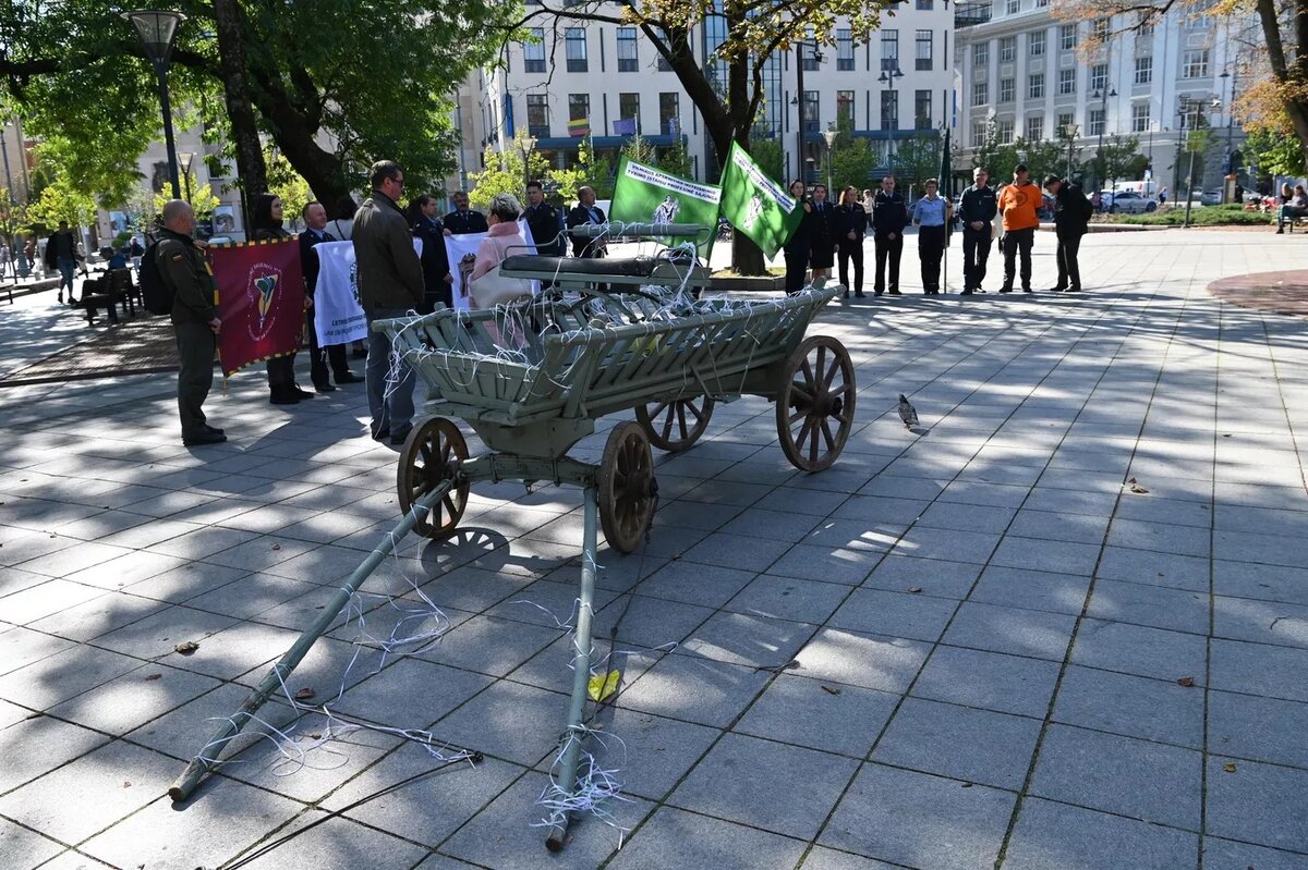 Протестующие выразили недовольство тем, что некоторые сотрудники, в основном представители полиции, пограничной службы и уголовно-исполнительной системы, вынуждены компенсировать командировочные расходы, понесенные во время службы, из собственного кармана.