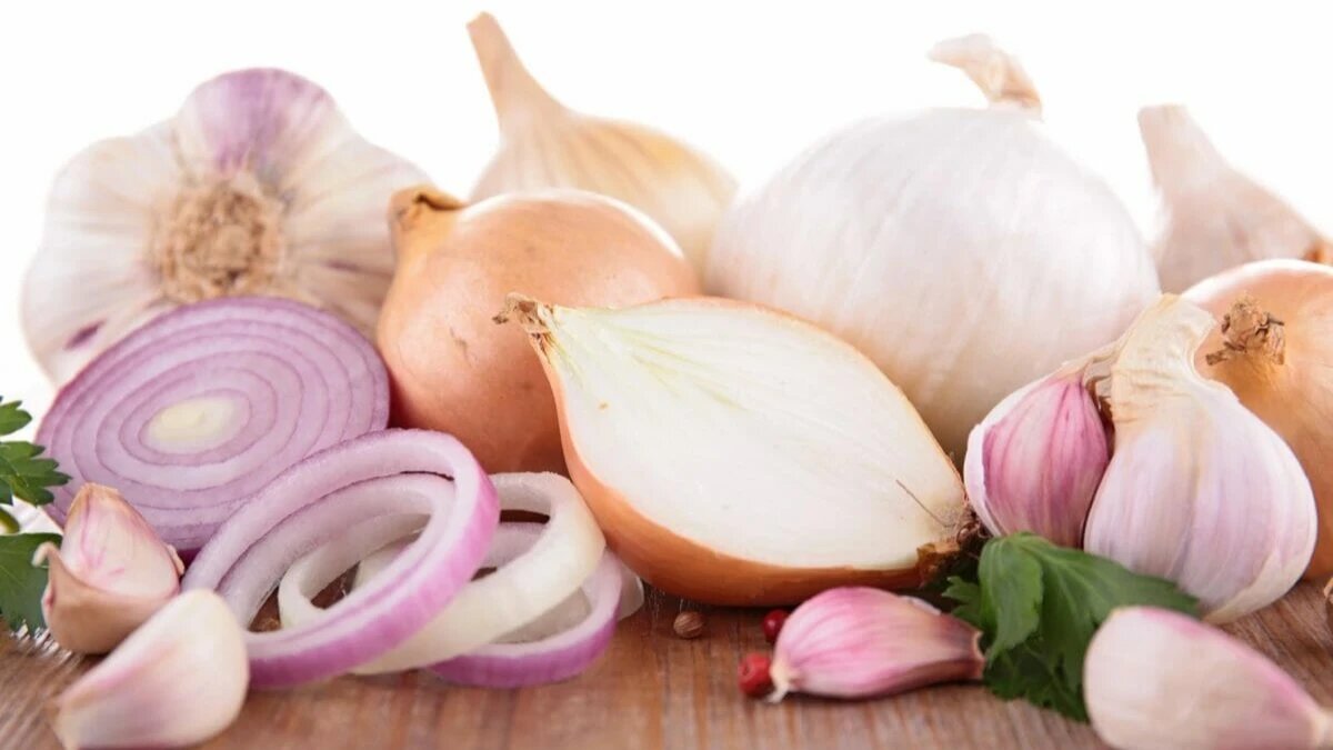 Лук и чеснок нужно высаживать до серьезных заморозков. Фото: pxhere.com