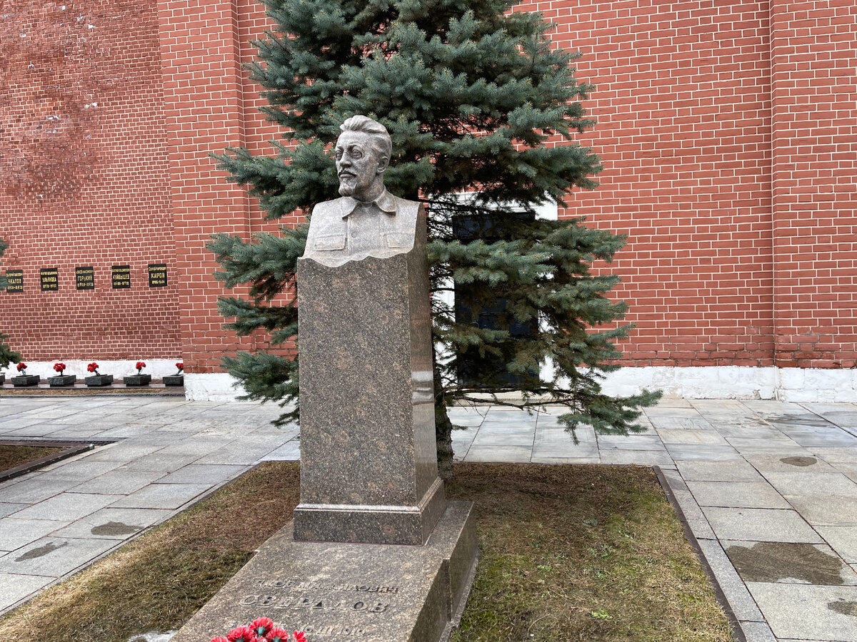 Кто первым был захоронен на Красной площади у кремлевской стены