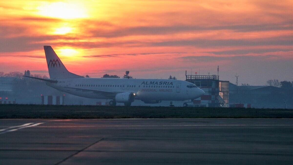    Самолет Boeing 737-400 авиакомпании Almasria Universal Airlines, прилетевший первым рейсом из Шарм-эль-Шейха в аэропорт Краснодара© РИА Новости / Виталий Тимкив