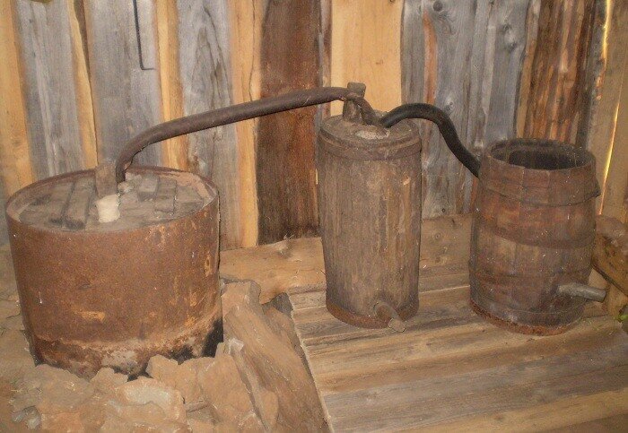 Самогон из жердей. Старинные самогоне аппараты.