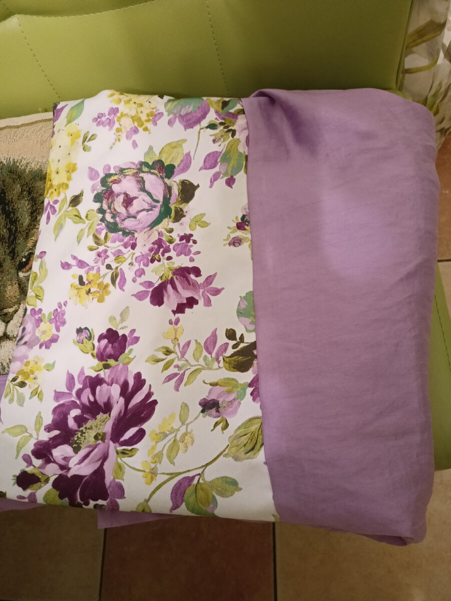 Покрывало на кровать и такого же плана шторы.