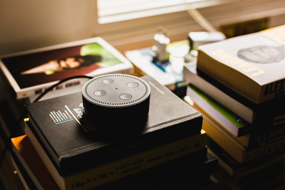     Голосовые помощники, такие как Siri и Alexa, делают детей грубыми и асоциальными