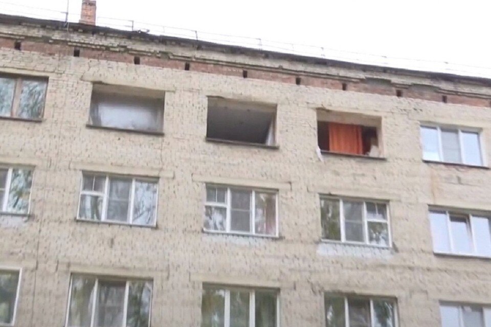     В Новосибирске жильцов пятиэтажки на улице Петухова топит дождевой водой из квартиры без окон. Фото: "Типичная Затулинка" // "ВКонтакте".
