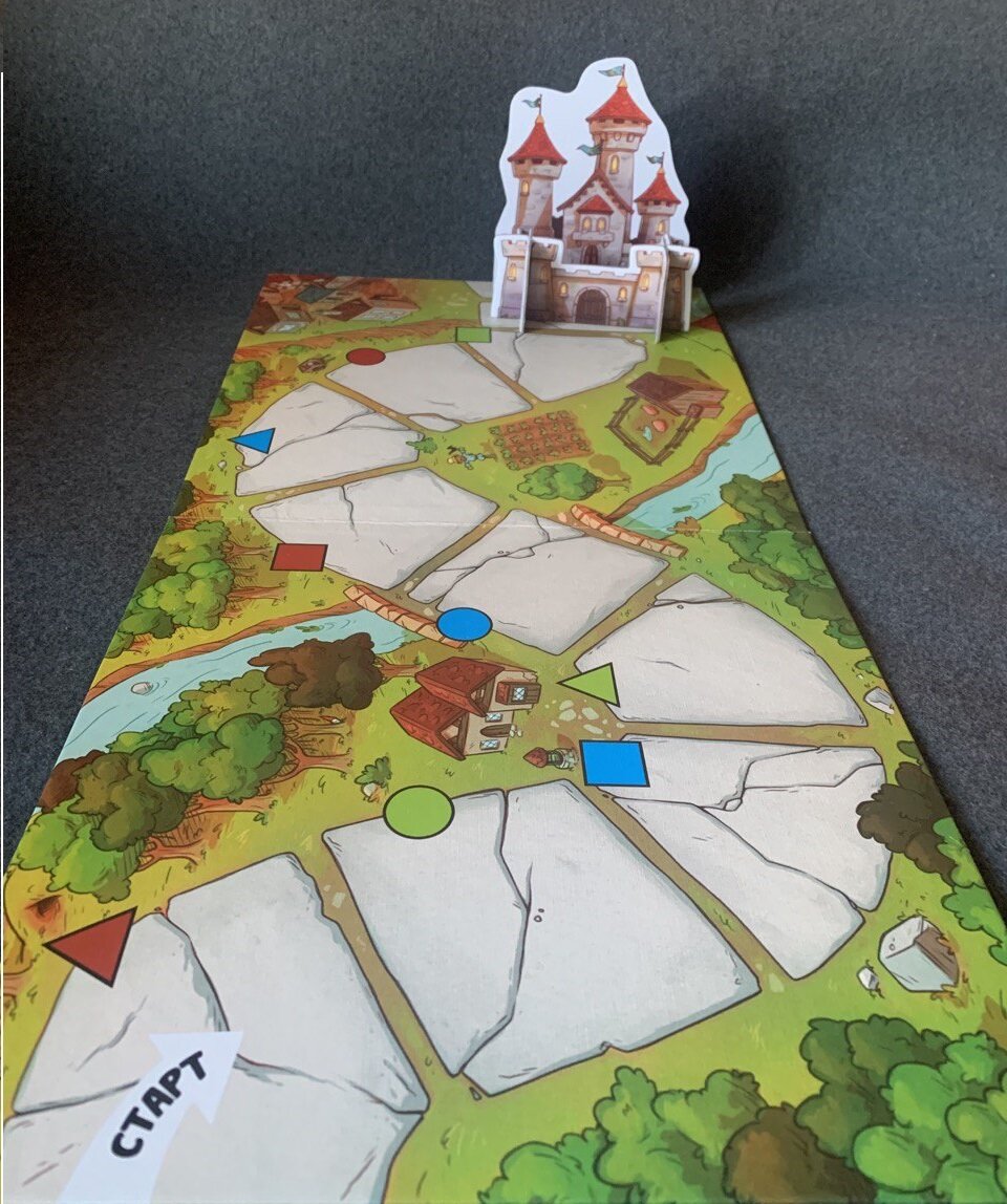 "Игровое поле с классным замком и крепостной стеной."