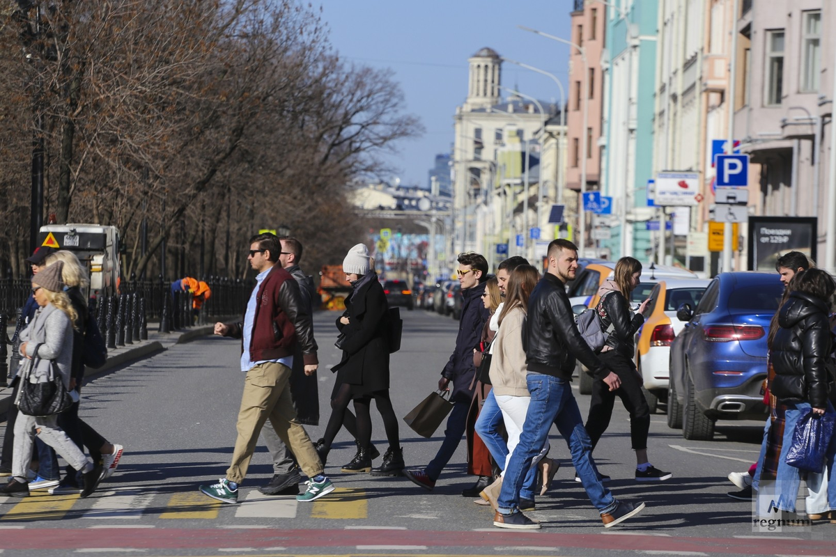 Приехали в москву на заработки. Люди весной в Москве. Люди гуляют. Москва люди гуляют. Люди в центре Москвы.