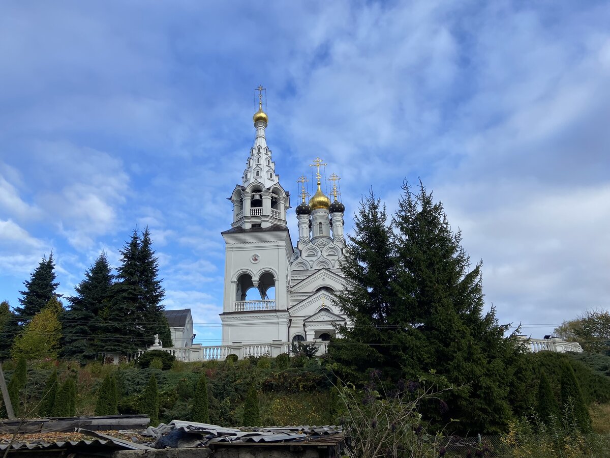 #рубрикаинтересности 
Есть в нашем чудесном регионе такой храм...
"Веры, Надежды, Любови и матери их Софии💒"
Находиться он в Багратионовске, это там где граница с нашими бывшими "друзьями" Польшей... (мира им добра🕊но пусть не забывают про нашу доброту и щедрость).
Когда-то он был известен, как замок Тевтонского ордена, позже – как место первого отпора непобедимому Наполеону, а теперь поводом съездить туда многие называют новый православный храм.

Итак... 
💛Пока искала данные о храме наткнулась на статью и она вызвала у меня сильные чувства до слёз,так что пожалуй прикреплю её тут, а вы читайте сами от первых уст...https://klg.aif.ru/society/persona/1484758

💙От себя хочу сказать, что это очень чудесное (от слова чудо) место...
У меня оно ассоциировалось с древне-русскими церквями и храмами...Где всё скромно,белые стены и купола....Никаких золочёных крестов и прочей вычурной и пафосной требухи.
Большая, густо озеленённая территория с несколькими часовнями.
Красивые-волшебные статуи и семейство ласковых кошачьих...

Очень добрые и дружелюбные  люди там...
Когда у нас закончилась наличка, они увидели это и дали ребёнку бесплатно бутылку воды,которую он очень хотел купить (святую воду можно набрать бесплатно,но если нет тары,то можете приобрести там уже разлитую и упакованную за 30р.).
А так же подарили ему брошурку с молитвой.

✅Итого:
Доехать туда из Калининграда:
- если вы чайник за рулём, то около 50 минут
- если вы опытный водитель, то минут 35
- если вы без авто, то Автобус или Электричка вас довезут за 1час 20 минут

🙌🏻Берите с собой наличные деньги,так как терминала там нет(
- свечки от 15 р.
- статуэтки из янтаря от 200 р.
И куча-куча всего за очень скромные (по нынешним ценам) деньги.
А так же постарайтесь оставить милостыню на поддержку и содержание Храма
🕊🙏🏻

Всем мира и добра❤