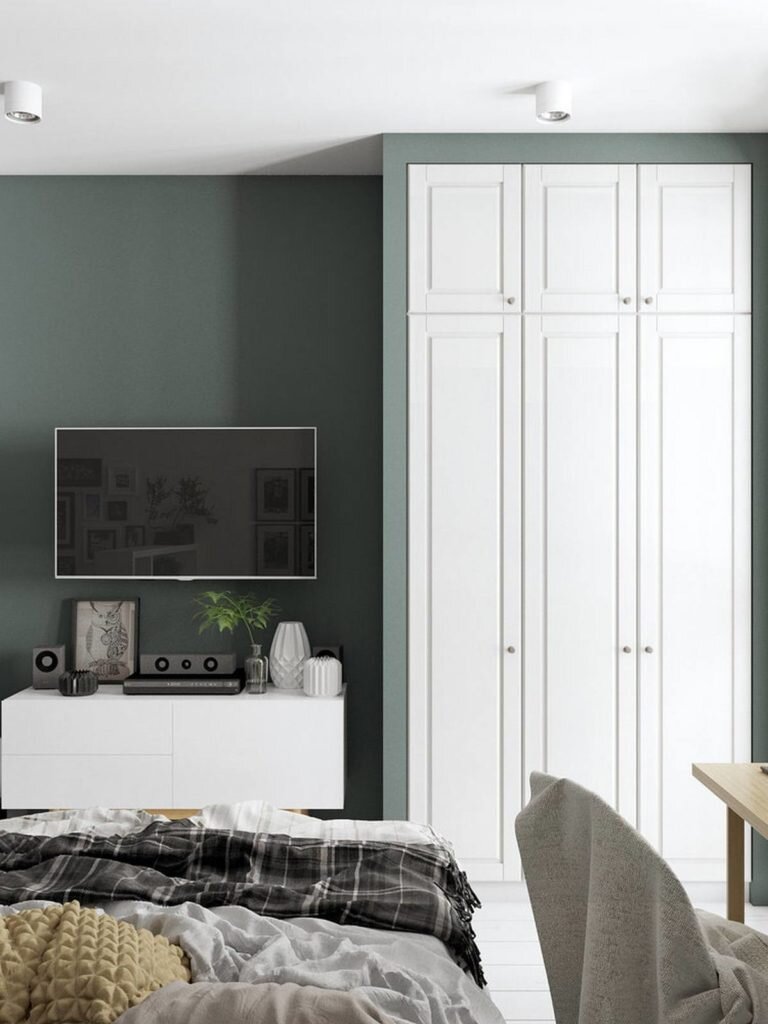 Кухня-гостиная, спальня, прихожая и полноценное рабочее место. Студия 28 кв.м. в монохромной палитре